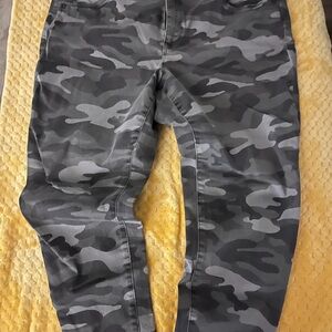 Wit & Wisdom Women’s Gray Camouflage Slim Jeans